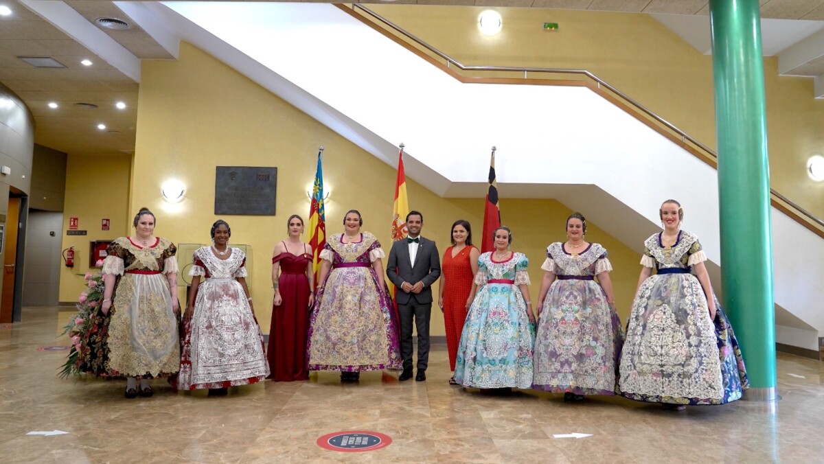 Lola Ribas, Reina de las Fiestas 2022, y su corte de honor junto al Alcalde Juan Antonio Sagredo y la concejala de Cultura, Teresa Espinosa
